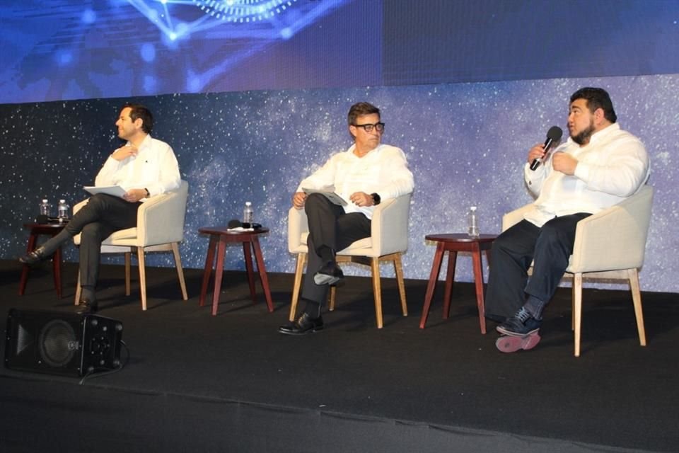 De izquierda a derecha: José Antonio Abugaber, presidente de Concamin; Jorge Castilla, presidente y director general de Accenture México y Víctor Gutiérrez, ex presidente de Canieti.
