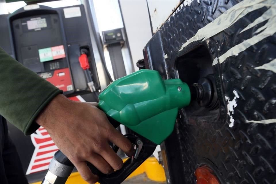 Bombas de gasolina, que ha subido de precio, obligando a conductores a mezclar roja y verde.