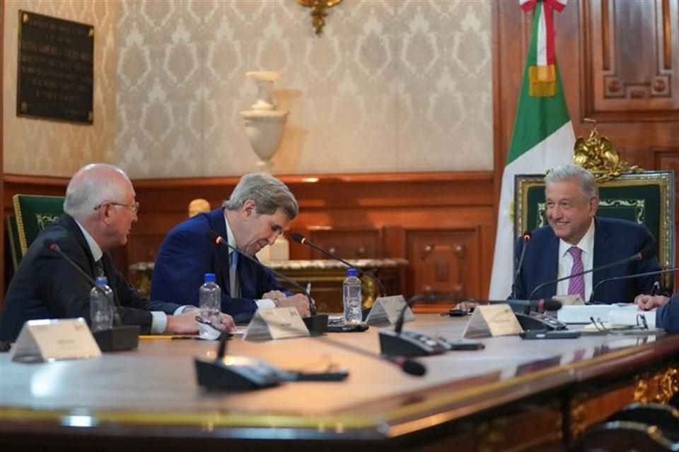 AMLO se reunió este jueves con el Embajador de EU en México, Ken Salazar, y John Kerry, enviado especial para el Clima.