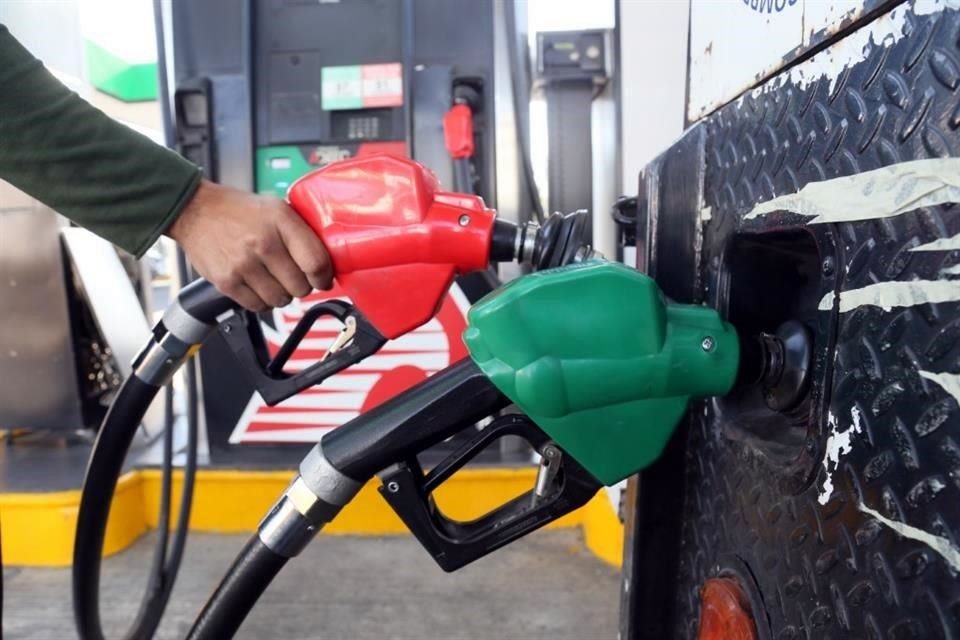 La gasolina Premium cuesta en promedio 24.05 pesos por litro en GDL; mientras que la regular 22.01 pesos.