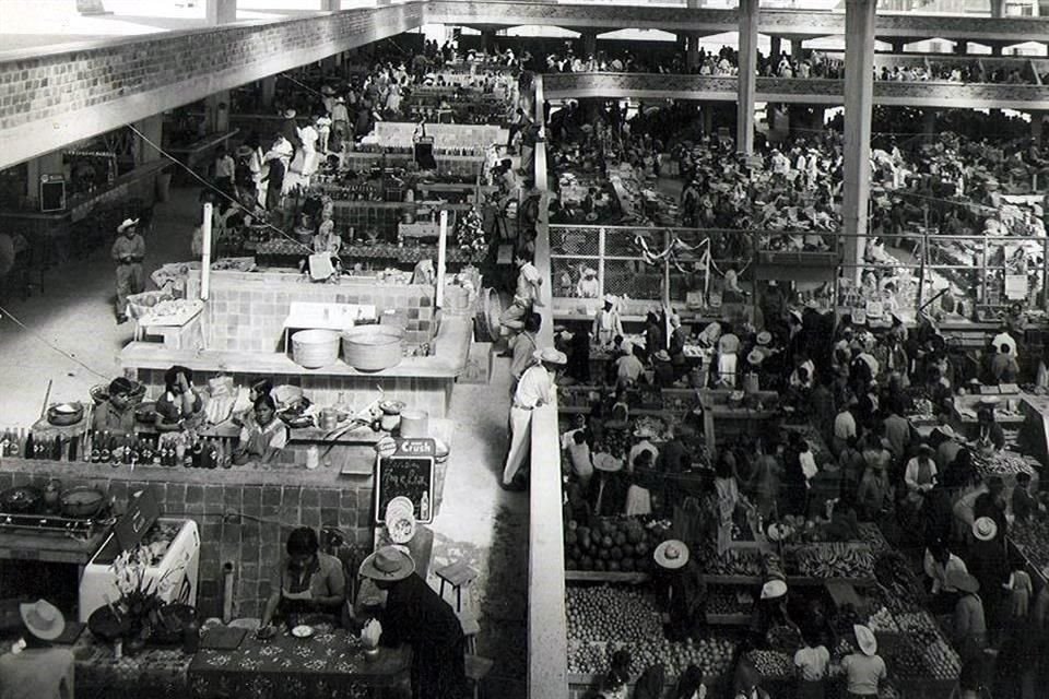 El mercado, en los primeros años de su creación. Es obra de Alejandro Zohn.