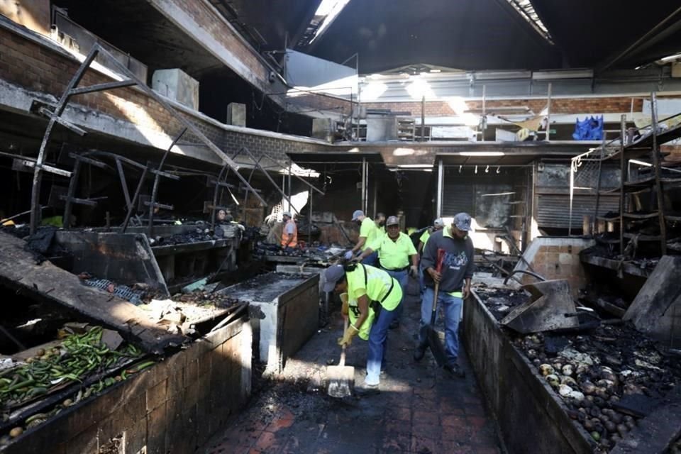 Las prioridades son liberar los pasillos para después limpiar los puestos afectados en el Mercado San Juan de Dios.