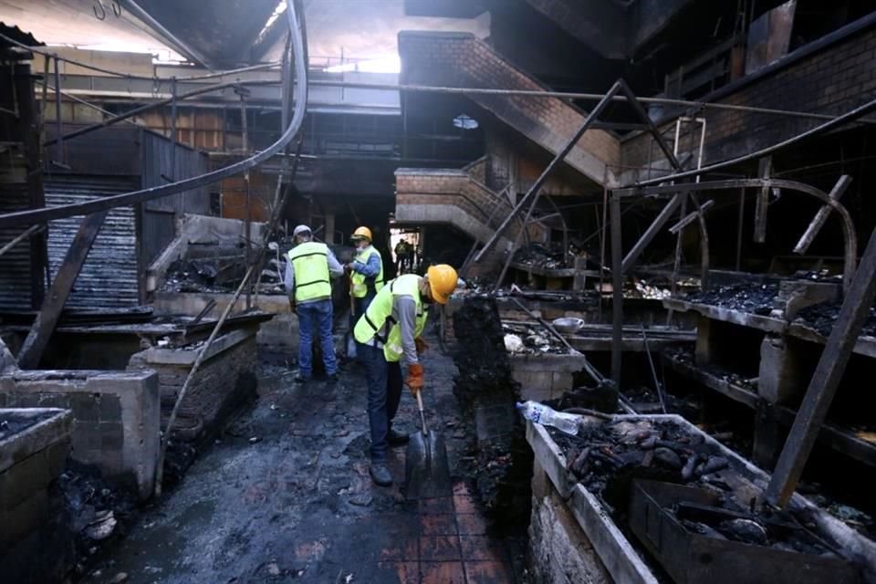 Durante toda la tarde de ayer, apuntó, se sacaron camiones llenos de escombro y fierros que quedaron inservibles por el fuego.