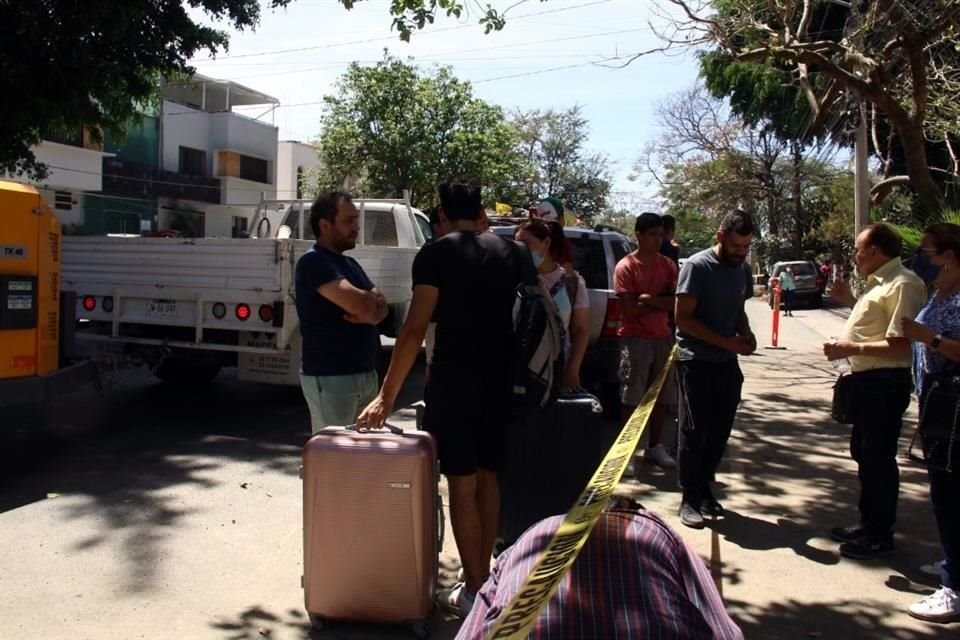 De acuerdo con los vecinos de Departamentos Europa, son 8 las casas que están afectadas por el accidente y tenían grietas por lo menos desde el domingo.