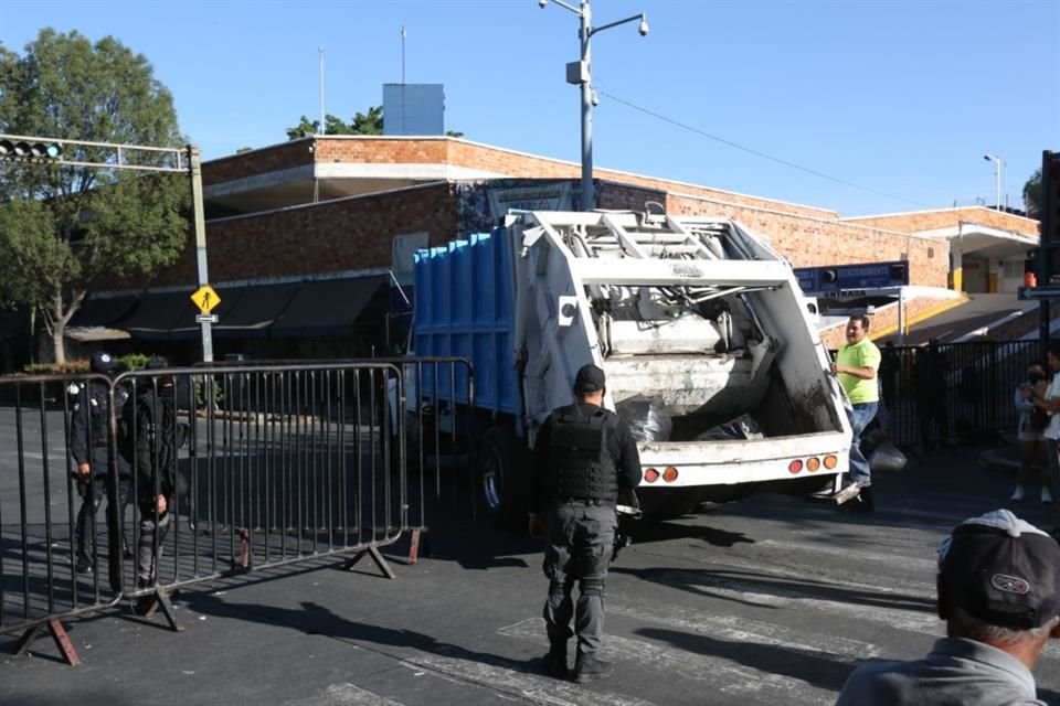 Un camión recolector realiza labores de limpieza en el área del Mercado San Juan de Dios que afectó el incendio.