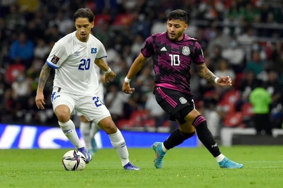 Alexis Vega en su participación con la Selección Mexicana en la Eliminatoria Mundialista.