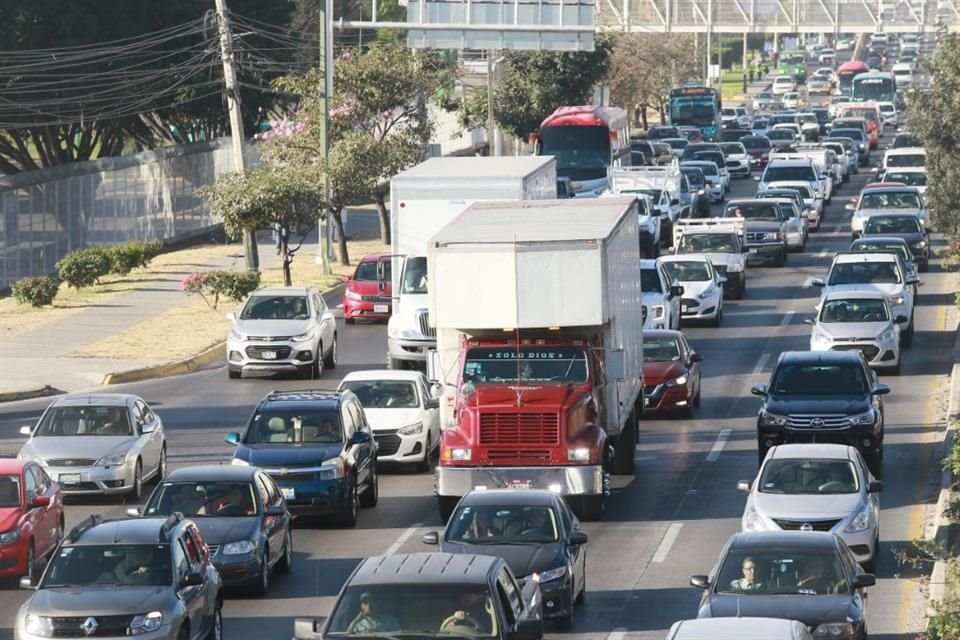 Camiones de carga pesada circulan por Avenida López Mateos Sur.