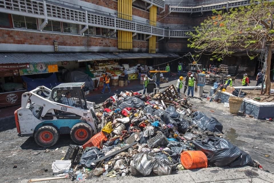 Personal del Ayuntamiento de Guadalajara comenzó con la limpieza del Mercado San Juan de Dios, tras el incendio.