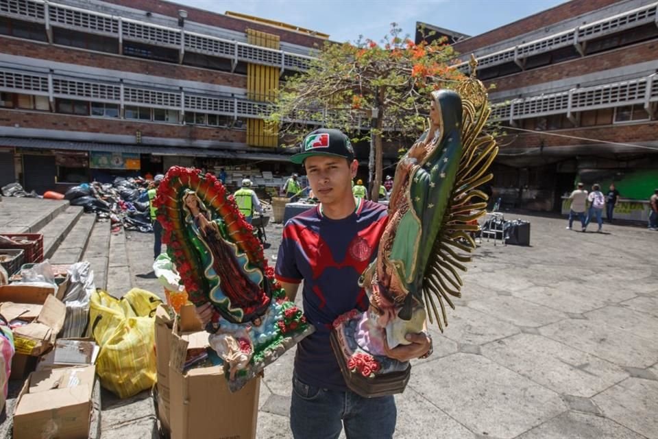 Óscar, locatario del Mercado San Juan de Dios rescata parte de su mercancía, tras el incendioo.