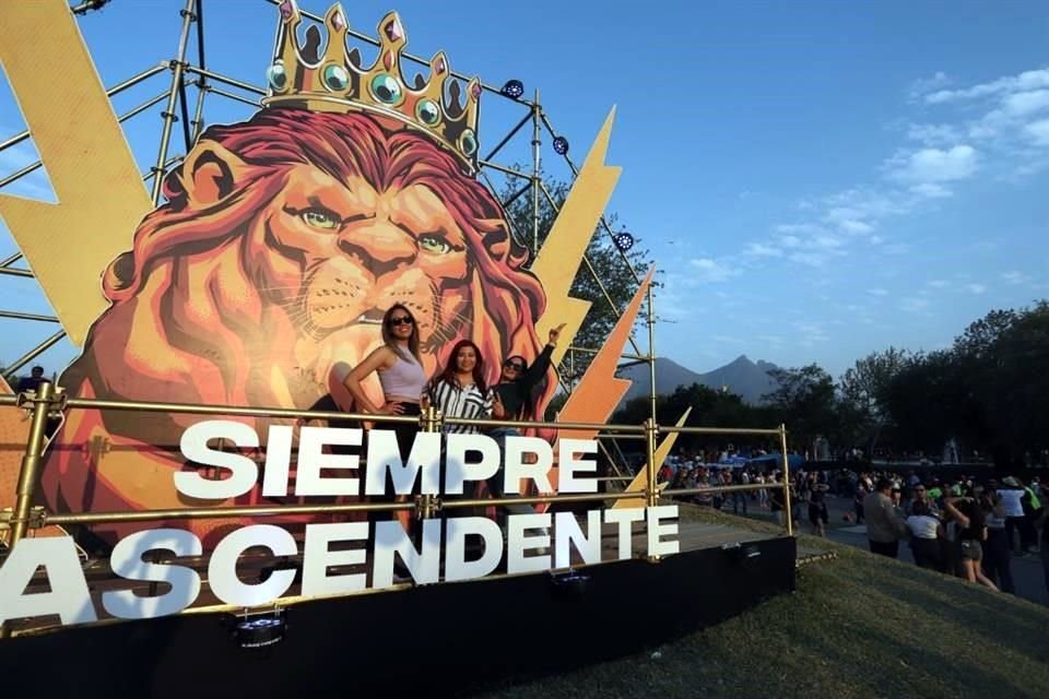 Sin importar el intenso sol, miles jóvenes llegaron temprano al Parque Fundidora.