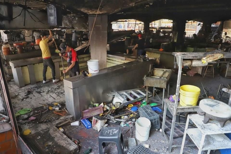 Continúan labores de limpieza en el Mercado Libertad, luego del incendio del jueves pasado.