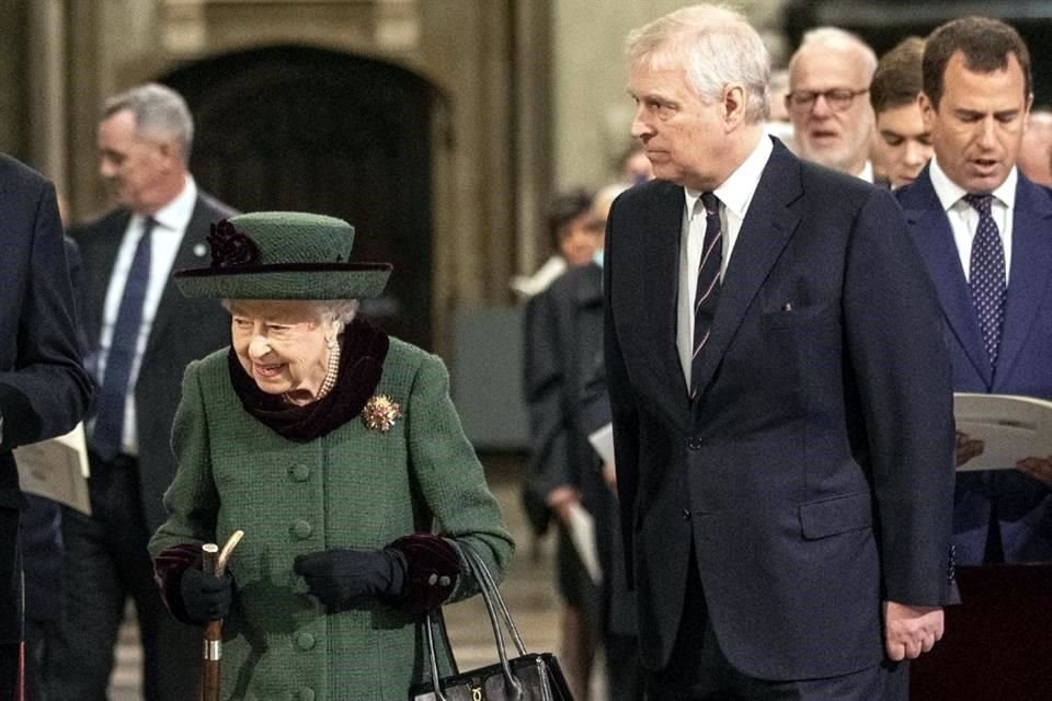 Tras su reaparición junto a Isabel II,  se debate si será Andrés o Carlos  quien tenga un papel protagónico en el Jubileo de la Reina.