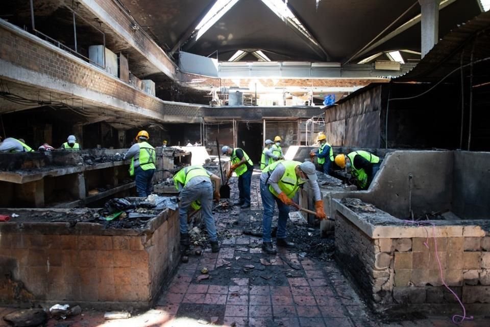 Las labores de limpieza continúan en el mercado Libertad, luego del incendio ocurrido el pasado jueves.