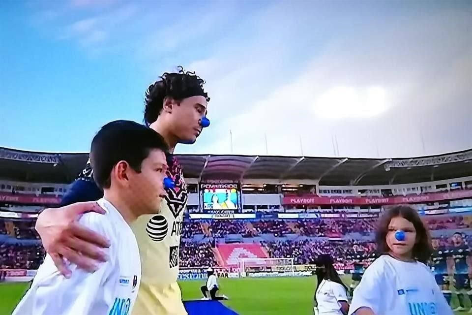 Memo Ochoa la lado de Luca Lozano.