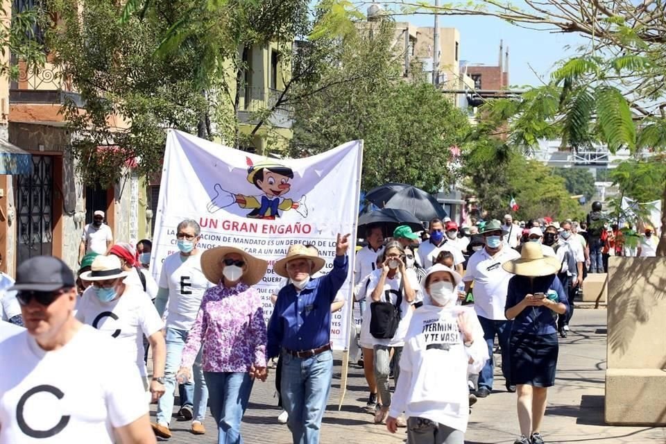 Manifestantes se desplazan mientras gritan consignas como 'El INE no se toca', 'Terminas y te vas' y 'Andrés, te quedas solo el 10'.