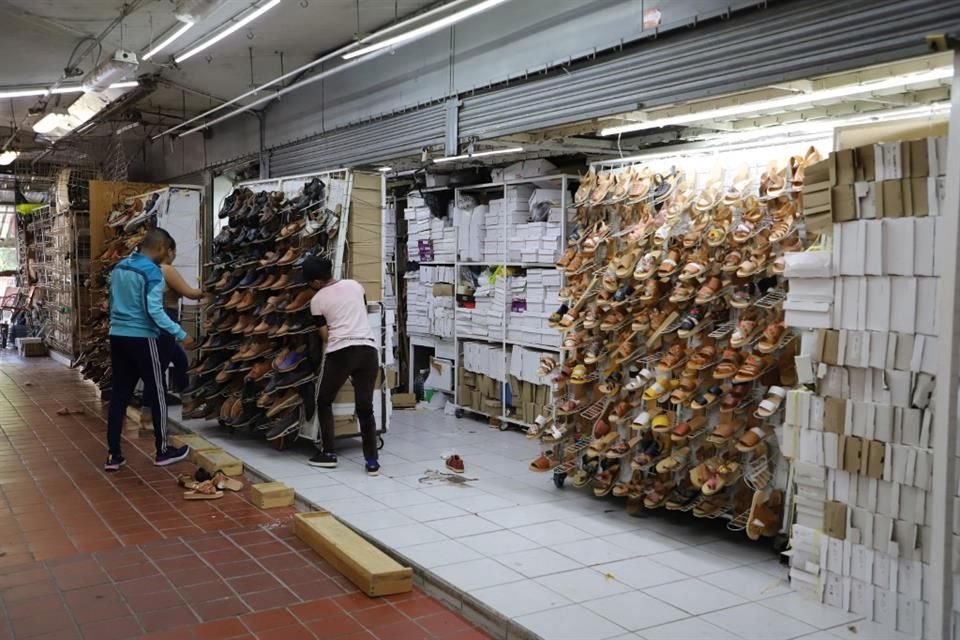 Reabren locales comerciales del mercado Libertad, en San Juan de Dios, en la zona más cercana a las calles Dionisio Rodríguez y Cabañas.