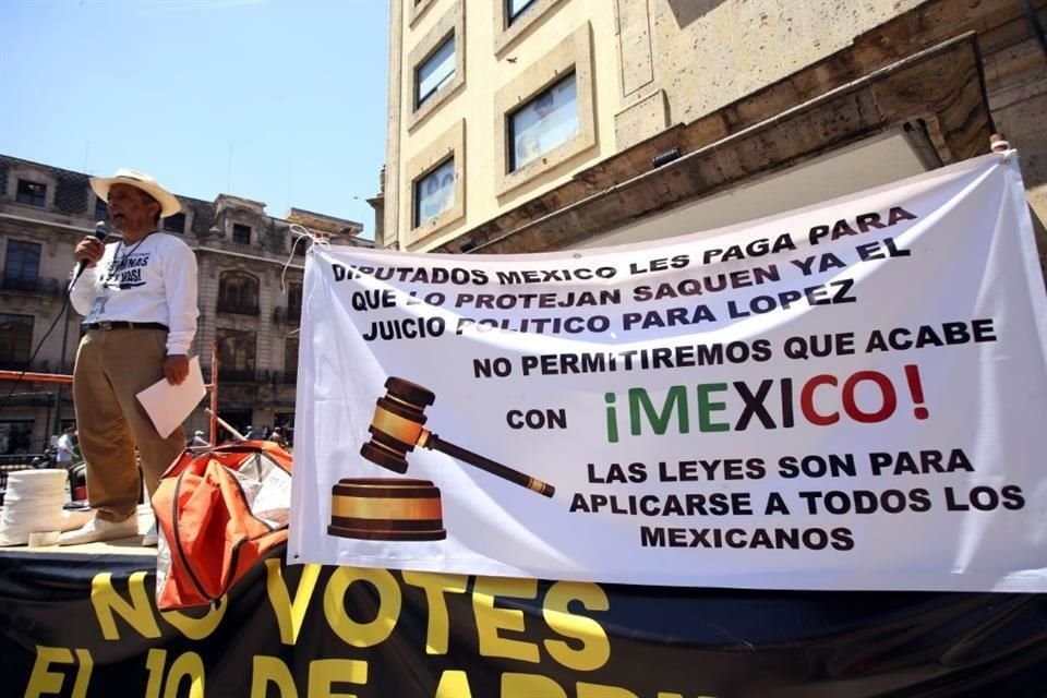 En el Centro de Guadalajara, manifestantes llamaron a diputados a impulsar juicio político en contra del Presidente Andrés Manuel López Obrador.