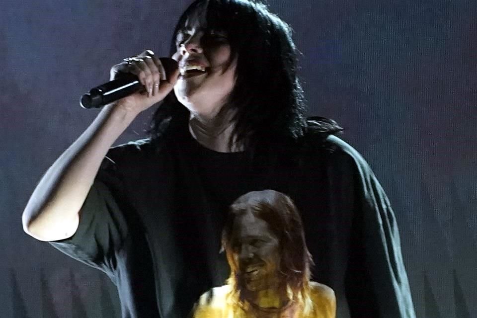 La cantante Billie Eilish homenajeó al fallecido baterista de Foo Fighters, Taylor Hawkins, durante el Grammy 2022; la banda gana tres premios.