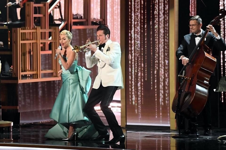 Lady Gaga (en foto) enamoró al público de los Grammys con una dupla de canciones big band, mientras que Olivia Rodrigo se llevó su segundo premio.