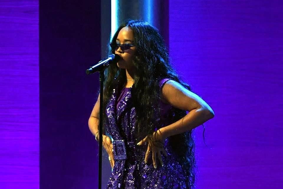 La cantante H.E.R. extendió su presentación con dos rolas; una muy íntima y la otra, súper rockera al lado de Lenny Kravitz.