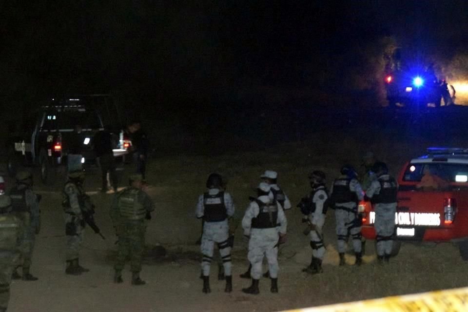 Elementos de diferentes corporaciones en la escena del crimen.