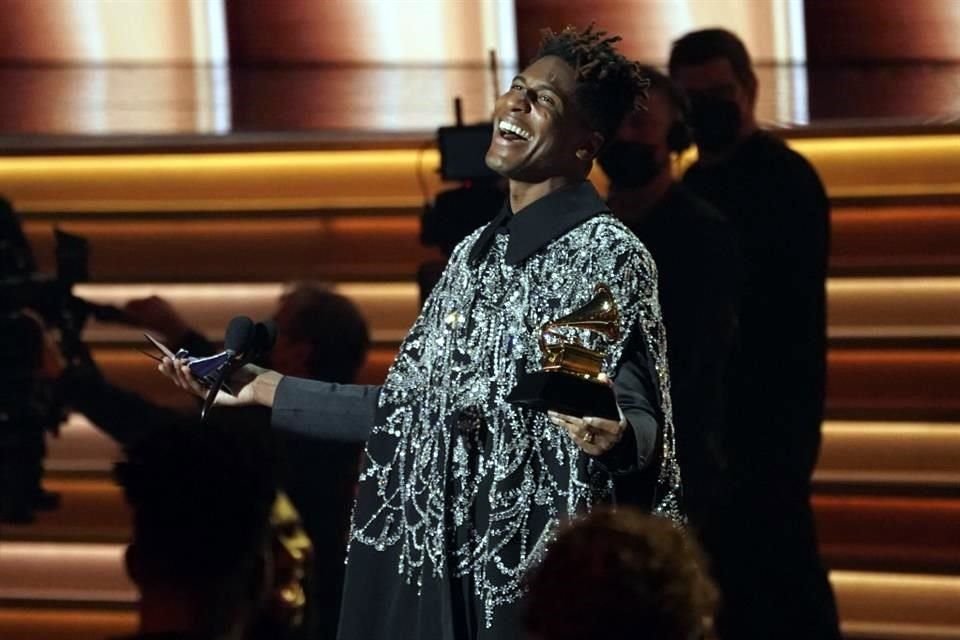 Se lleva Jon Batiste cinco premios Grammy, incluyendo Álbum del Año; le siguen Silk Sonic, banda de Bruno Mars, con cuatro galardones.