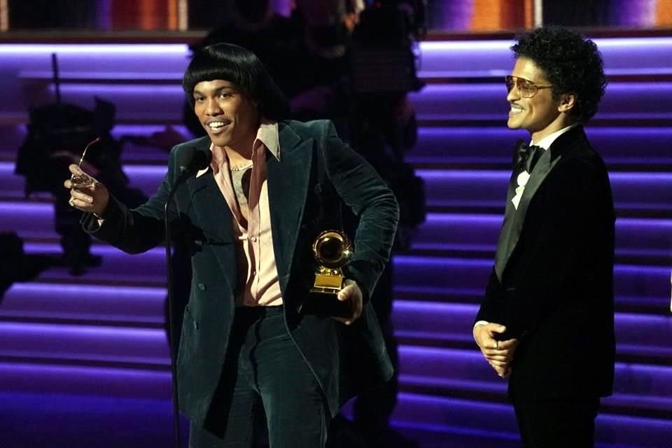 Anderson .Paak (izq.) y Bruno Mars (der.), del grupo Silk Sonic, fueron los otros grandes triunfadores de la noche.