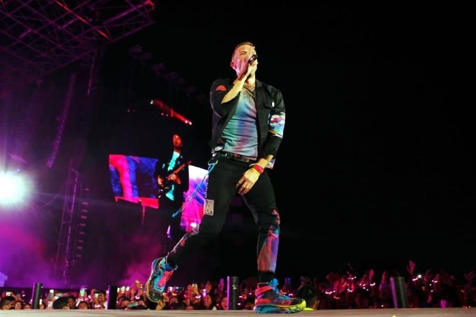 La agrupación británica Coldplay ofreció este domingo una noche llena de color y hermandad, en el primero de sus cuatro shows en la CDMX.