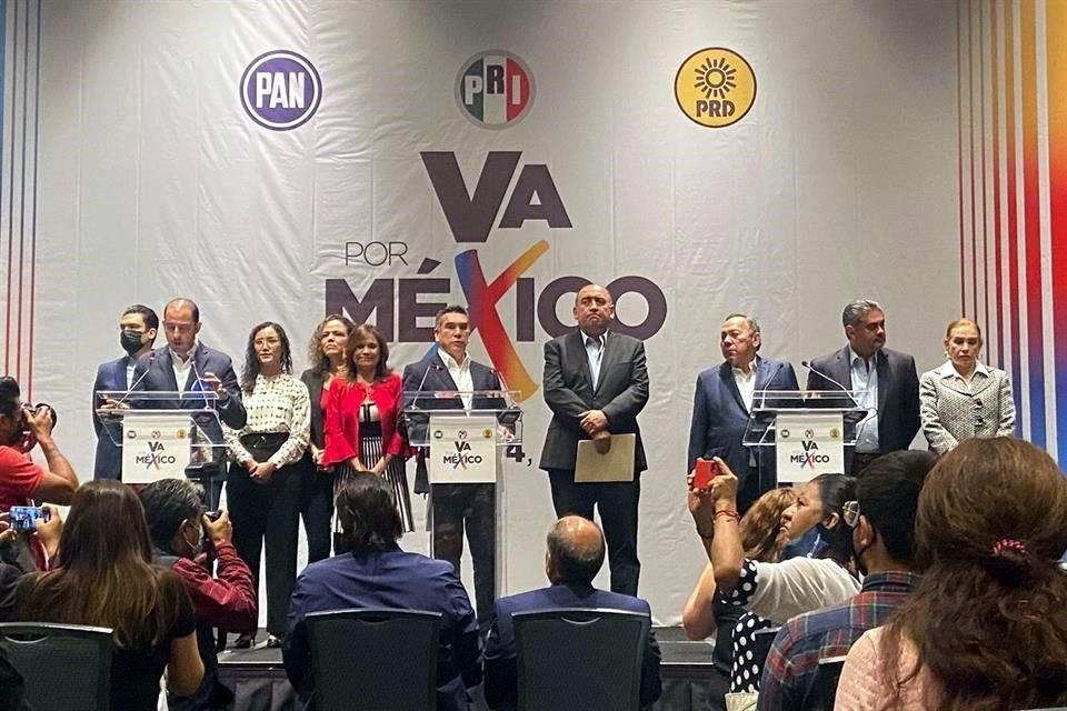 Marko Cortés, Alejandro Moreno y Jesús Zambrano en conferencia de prensa.