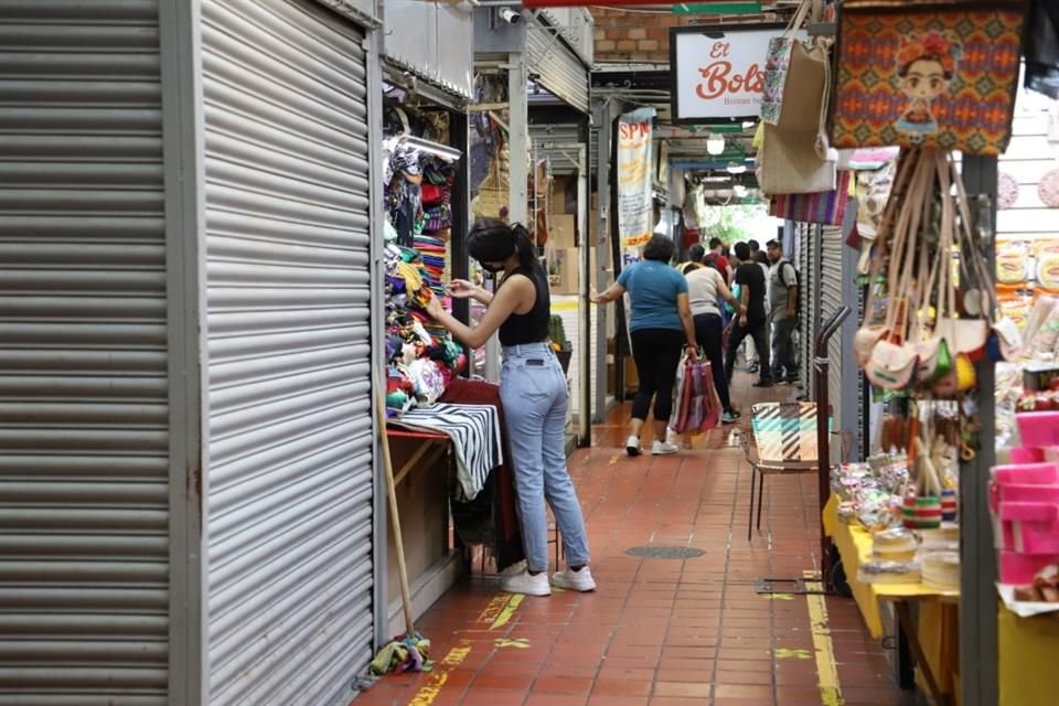 Regresan a la actividad locatarios del mercado Libertad, luego del incendio del jueves pasado