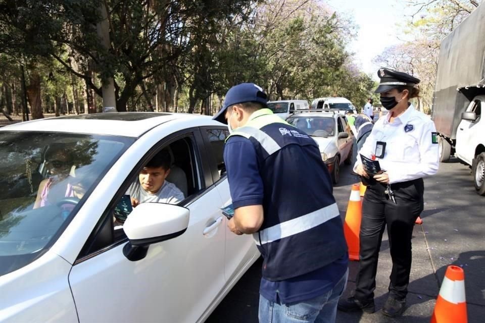 Primer día de socialización para la verificación vehicular responsable, instalado en Avenida Salvador López Chávez.