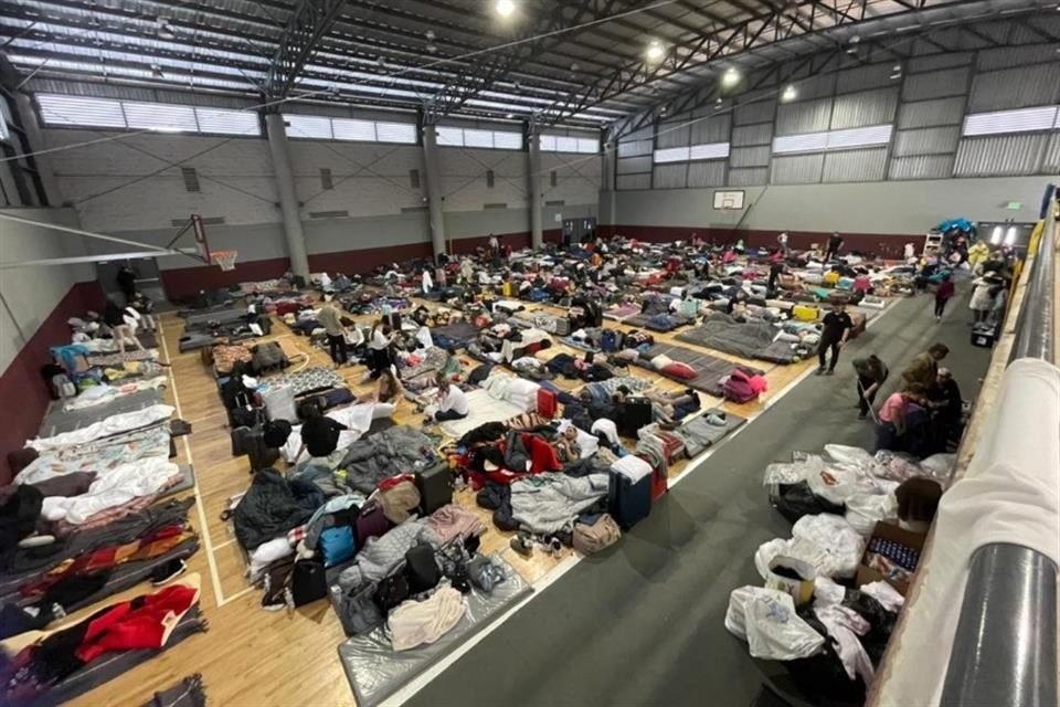 Cientos de ucranianos aguardan en un albergue en Tijuana a cruzar la frontera con Estados Unidos.