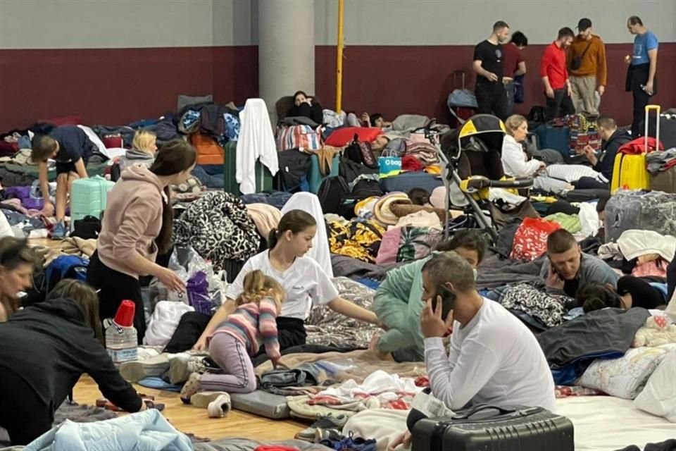 Cientos de ucranianos siguen en Tijuana, a la espera de cruzar la frontera con EU.