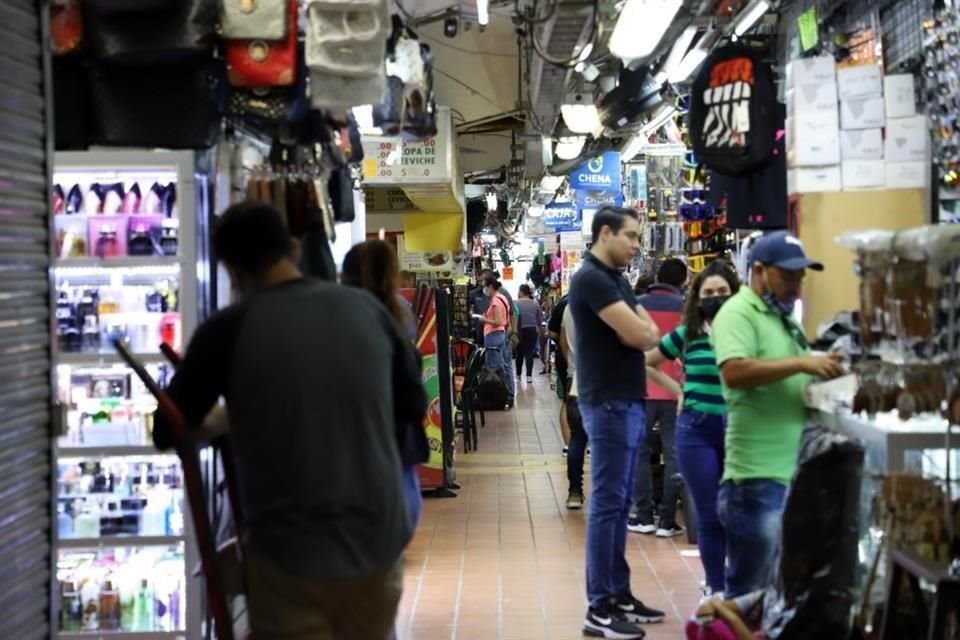 Regresan a la actividad locatarios del mercado Libertad luego del incendio.