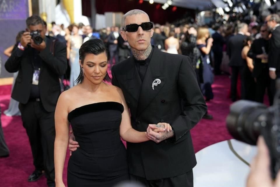 Varios medios informan que Kourtney Kardashian y Travis Barker se casaron en Las Vegas justo después de que asistieran a los Grammys.