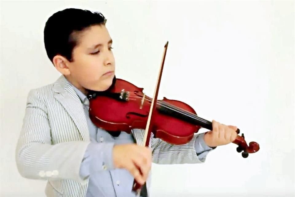 El violinista Gael Lucio, de 8 años, participará hoy en el concierto de la Sinfónica de la UANL.