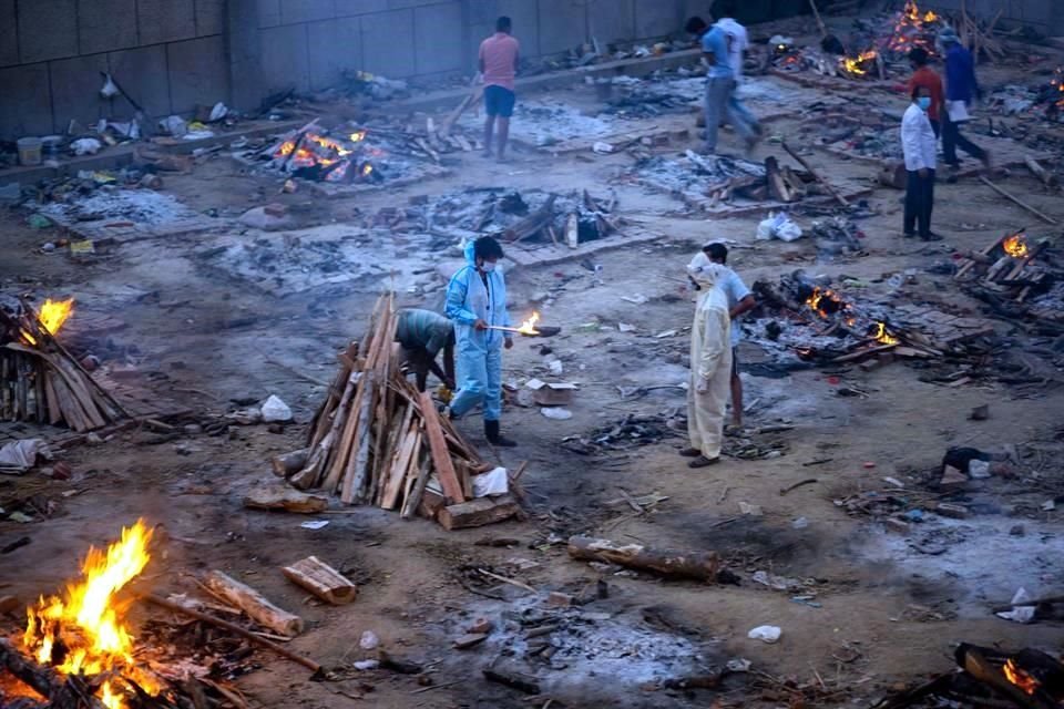 En Nueva Delhi, familiares despiden a víctimas de Covid-19 en un sitio de cremación.