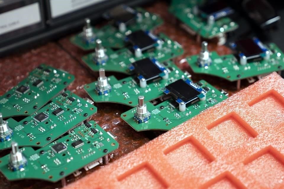 Una de las industrias más afectadas por la escasez de chips es la automotriz.