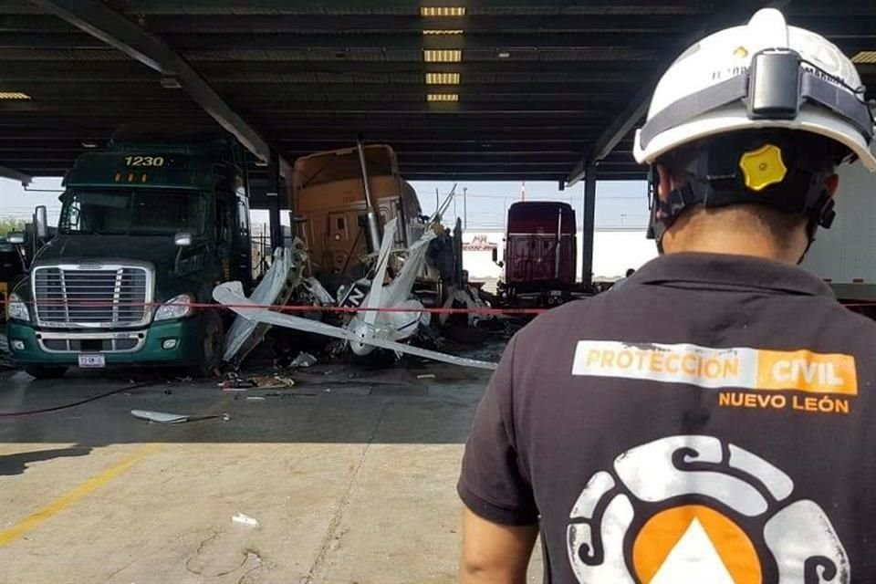 Personal de Protección Civil de NL y otras corporaciones se trasladaron al punto en donde cayó la aeronave, en los patios de la empresa Mon-Ro.