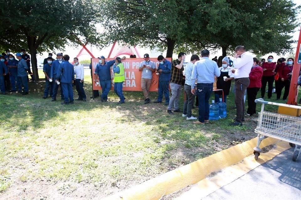 Los trabajadores de la empresa fueron desalojados momentáneamente tras el accidente.
