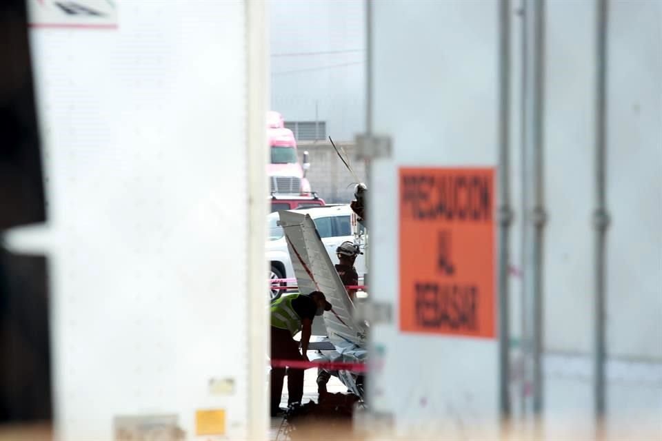 La avioneta se desplomó en el interior de una empresa cercana al Aeropuerto Del Norte.