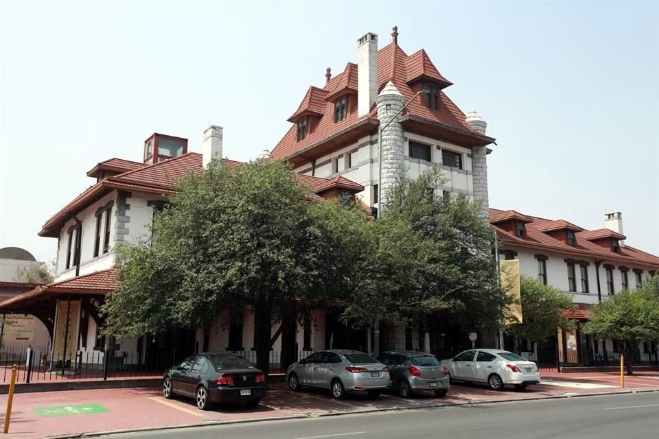 Los orígenes de este edificio, en el número 400 de la Avenida Colón, se entrelazan con el origen mismo del ferrocarril, que inició alrededor de 1880 a ser un medio de transporte en el País. 