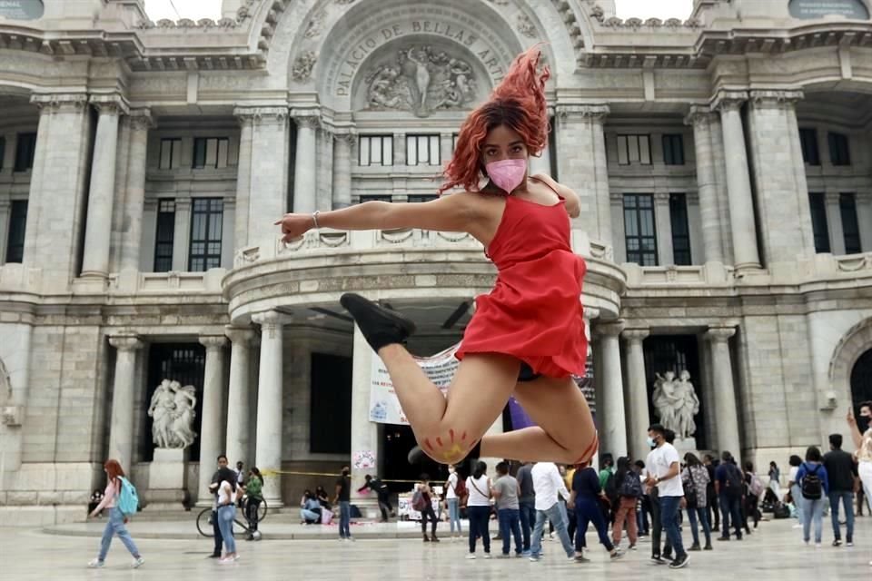 Protesta de estudiantes de la Academia de Danza Mexicana en el Día de la Danza, en la explanada del Palacio de Bellas Artes.