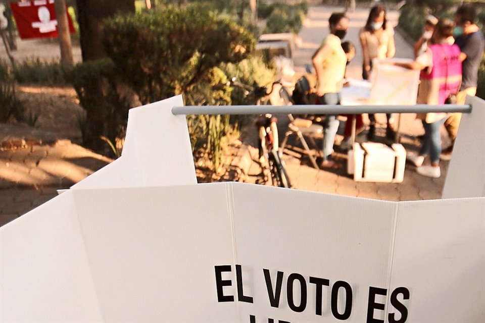 Personas ejerciendo su derecho al voto.