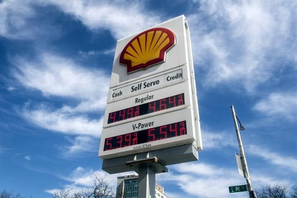 Los precios en los surtidores de gasolina alcanzaron un récord, antes de los ajustes por inflación, de 4.33 dólares el galón el 11 de marzo.