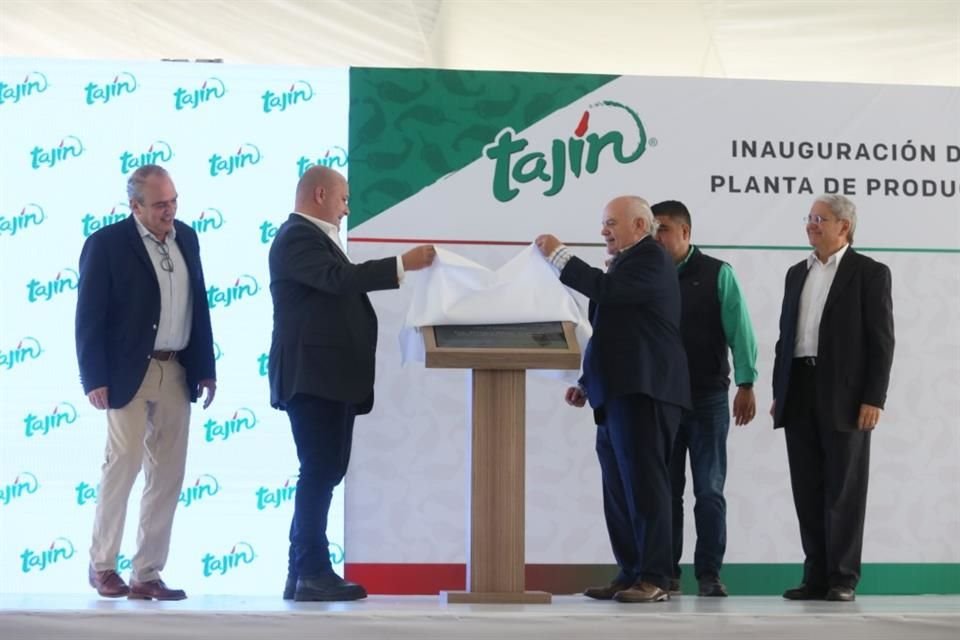 Directivos de Industrias Tajín develaron la placa de inauguración de la planta.