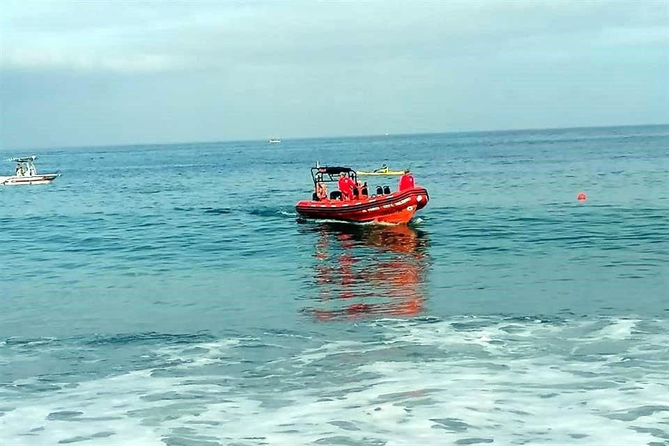 Protección Civil y Bomberos de Puerto Vallarta buscan a un hombre que entró a Playa Camarones y ya no salió.