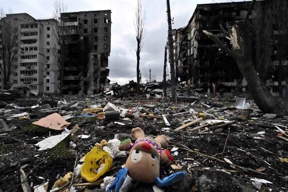 Vista este miércoles de un suburbio de Kiev que fue bombardeado por Rusia.