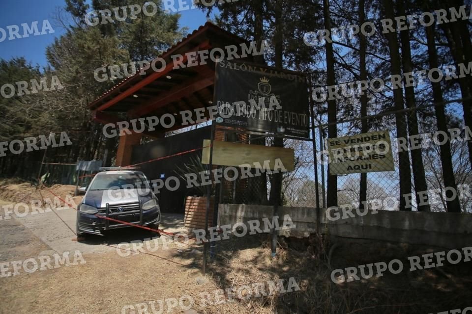 En el patio del jardín se pueden observar vasos de plástico tirados en el suelo y botellas de bebidas alcohólicas.