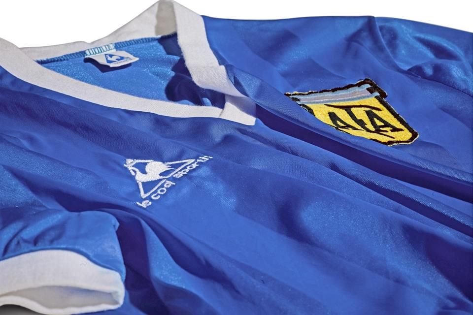 Dalma Maradona asegura que esta camiseta no es con la que su papá marcó los goles a Inglaterra.